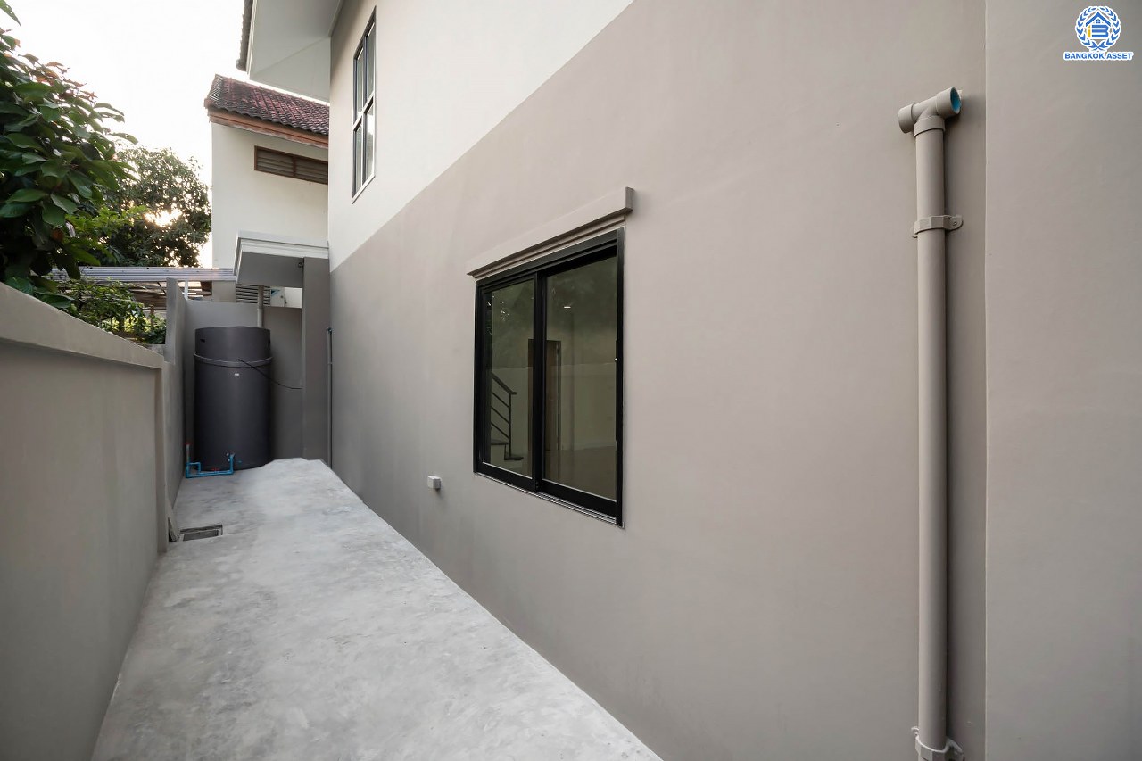 บ้านมือสองตกแต่งใหม่ โครงการ บูรพาวิลล่า3 บรมราชชนนี เนื้อที่ 60 ตร.ว. ฟังก์ชันครบ 4 ห้องนอน 3 ห้องน้ำ 1 ห้องอเนกประสงค์ 2 ที่จอดรถ บ้านสวยสภาพดี พร้อมเข้าอยู่ บนทำเลศักยภาพเข้า-ออกได้หลายเส้นทาง ใกล้รถไฟฟ้าสายสีน้ำเงิน "สถานีไฟฉาย" และทางด่วน "ศรีรัช"